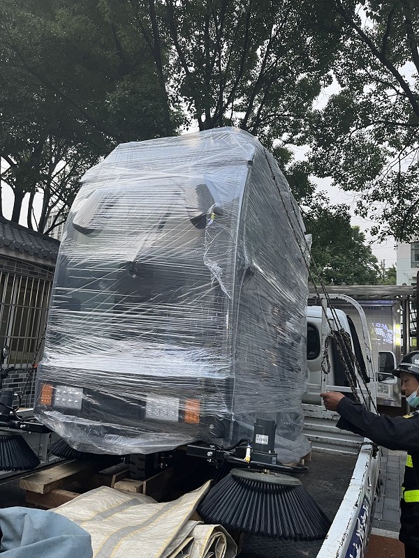 某物業(yè)公司選擇御衛(wèi)仕工業(yè)掃地機DS8 某物業(yè)公司選擇御衛(wèi)仕工業(yè)掃地機DS8